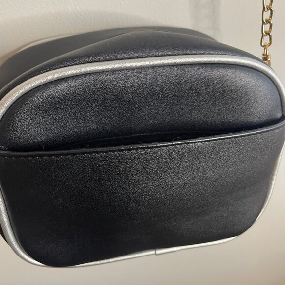 Retro Camera-Shaped Crossbody Bag – Black & Cream - Picture 7 of 8